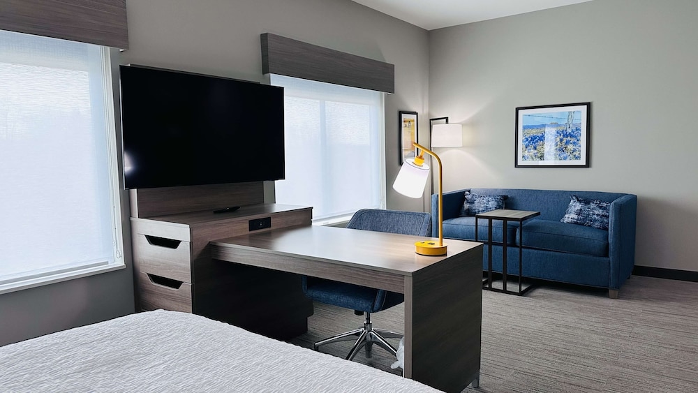 Studio, 1 king bed, Accessible (Hearing) - Photo 1