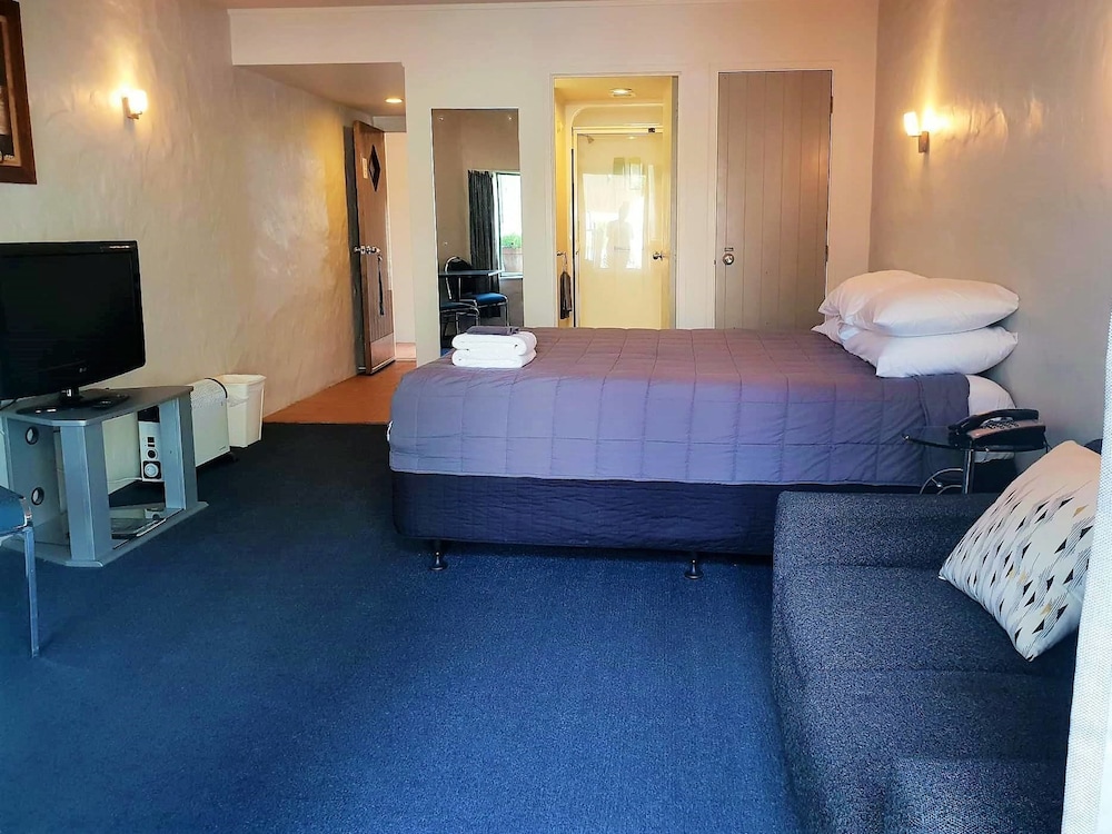 Standard Studio, 1 Queen Bed, Non Smoking, Kitchen