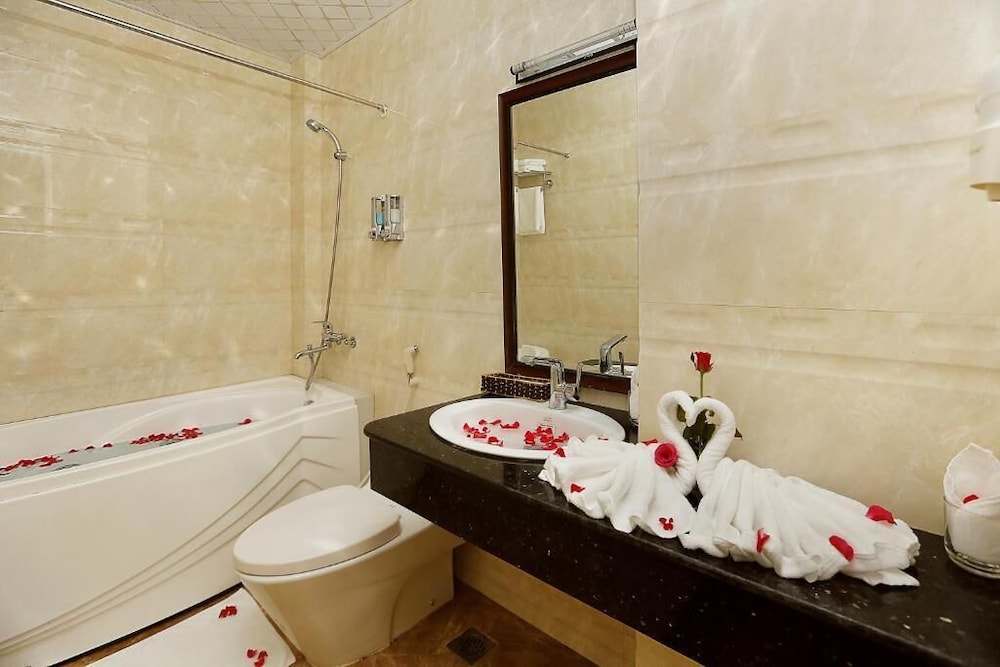Family Triple Room, Bathtub, City View photo 2