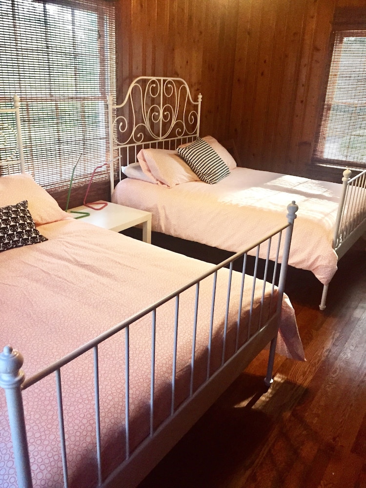 Double Room, 2 Double Beds, Shared Bathroom (Poppy) photo 2