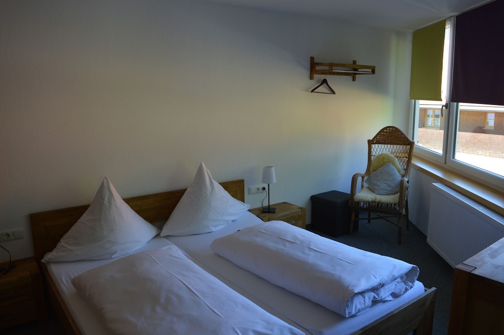 Classic Double Room, 1 Queen Bed, Non Smoking, Mountain View photo 2