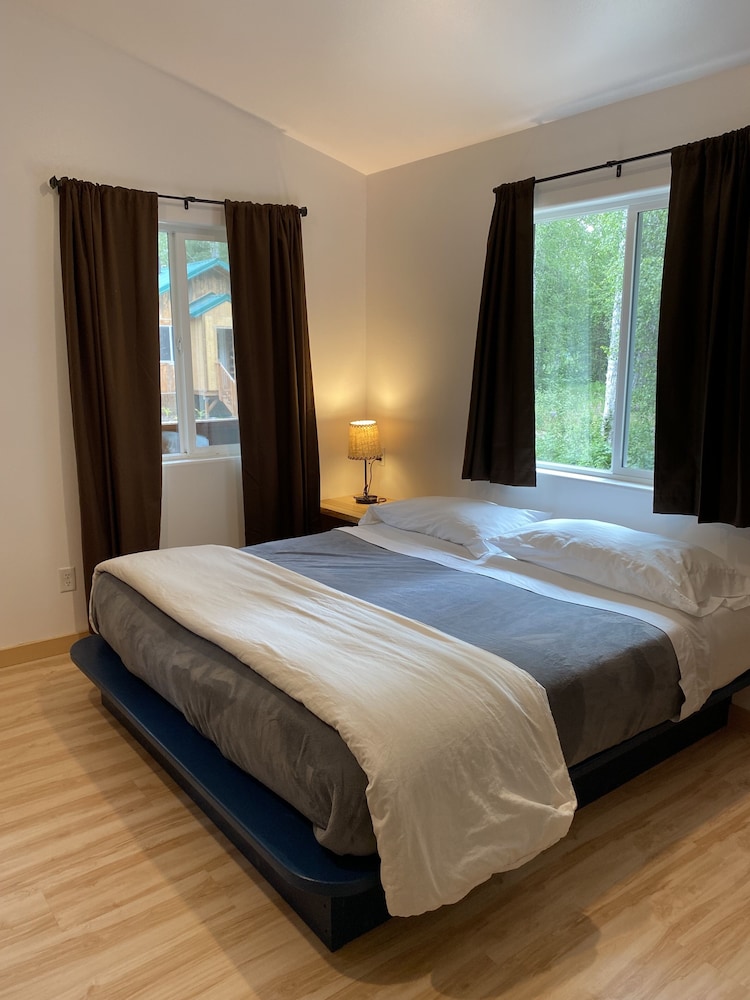 Studio Cabin 3, King Bed, Futon and Twin Bed, Kitchenette, Private Bathroom, Screened Porch photo 3
