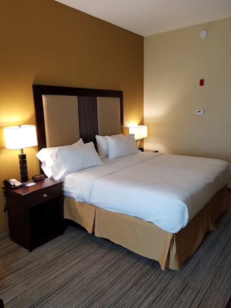 Suite, 2 Queen Beds, Accessible (Mobility, Accessible Tub) photo 2