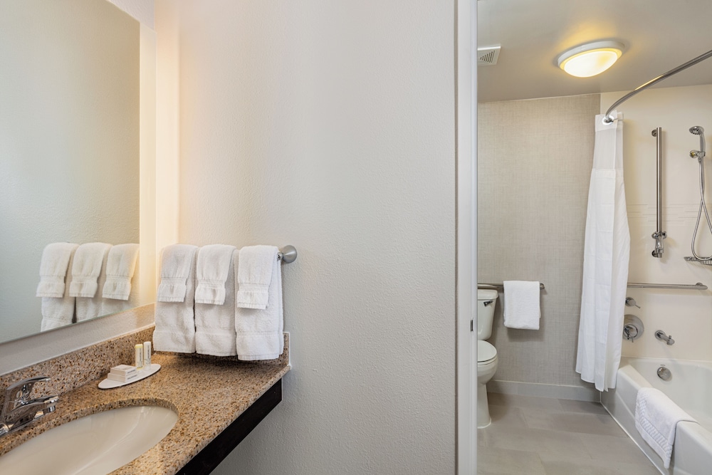 Room, 1 Bedroom (Mobility/Hearing Accessible, Tub)