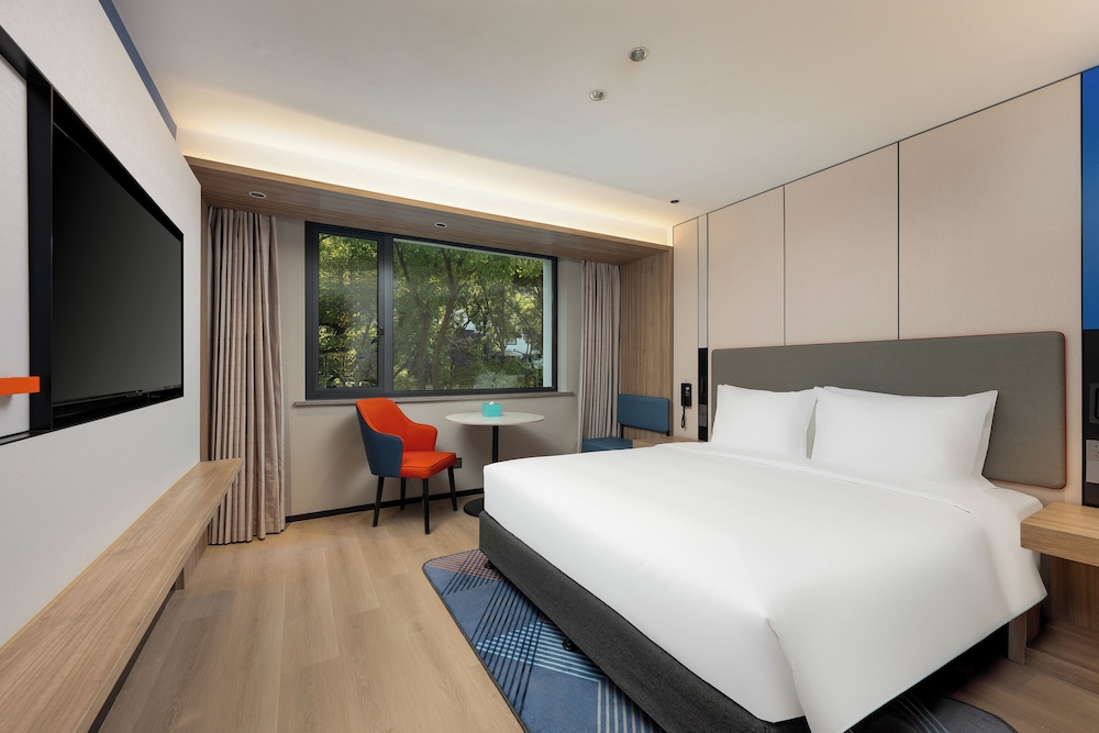 Standard Room, 1 King Bed, Accessible - Photo 4