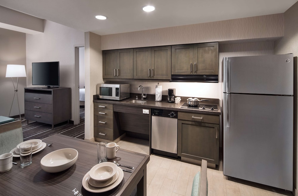Premium Room, 1 King Bed, Accessible (Roll-In Shower, Mobility & Hearing) photo 3