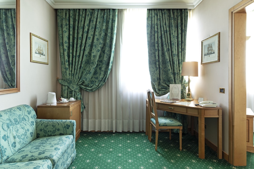 Junior Suite, 1 Queen Bed - Photo 4