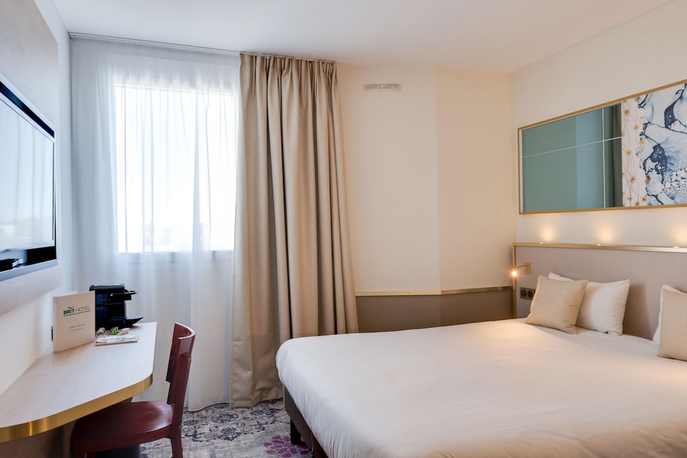 Comfort room with King bed photo 3