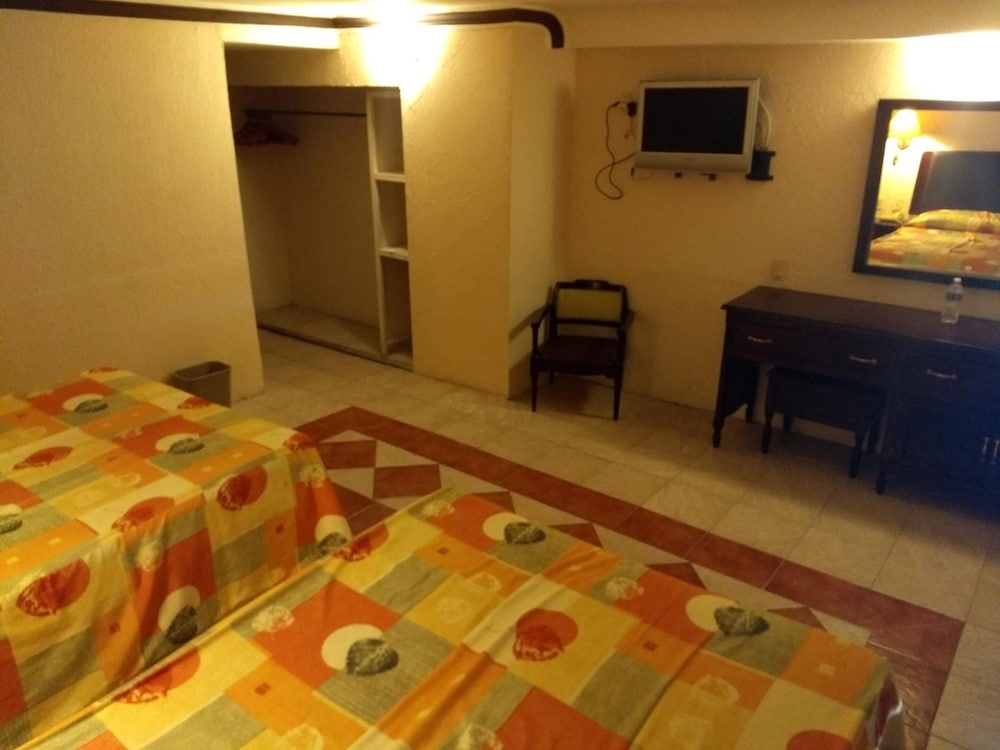 Standard Room, 1 King Bed photo 3
