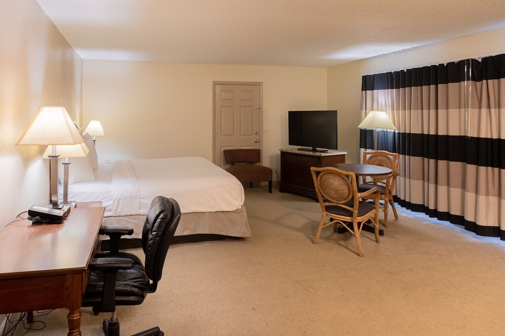 Standard King Room - Non-Smoking - Photo 3