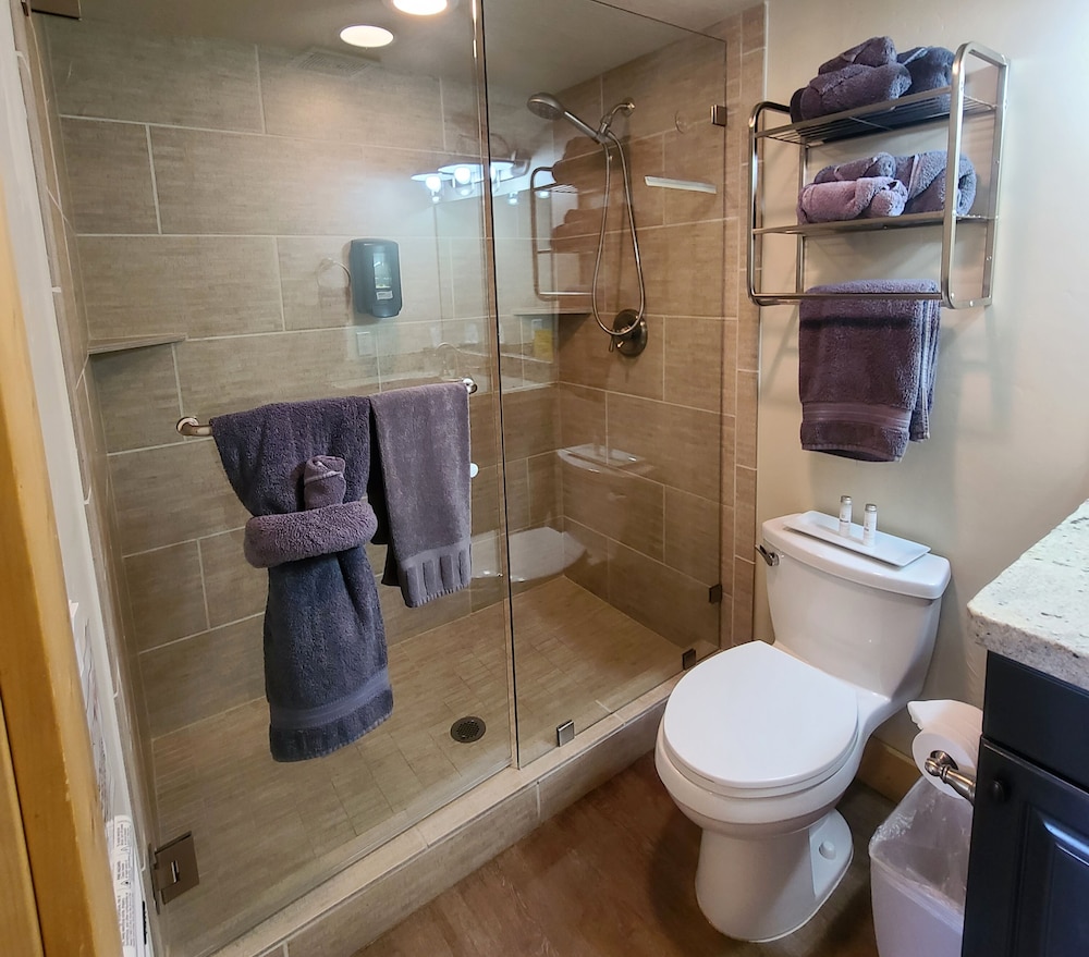 Deluxe Cabin, 1 Queen Bed with Sofa bed, Lake View, Lakeside photo 3