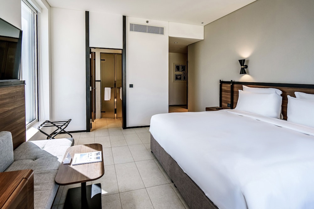 Room, 1 King Bed, City View (Plus+) photo 1