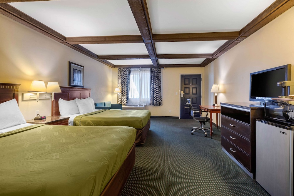 Room, 2 Double Beds - Photo 6