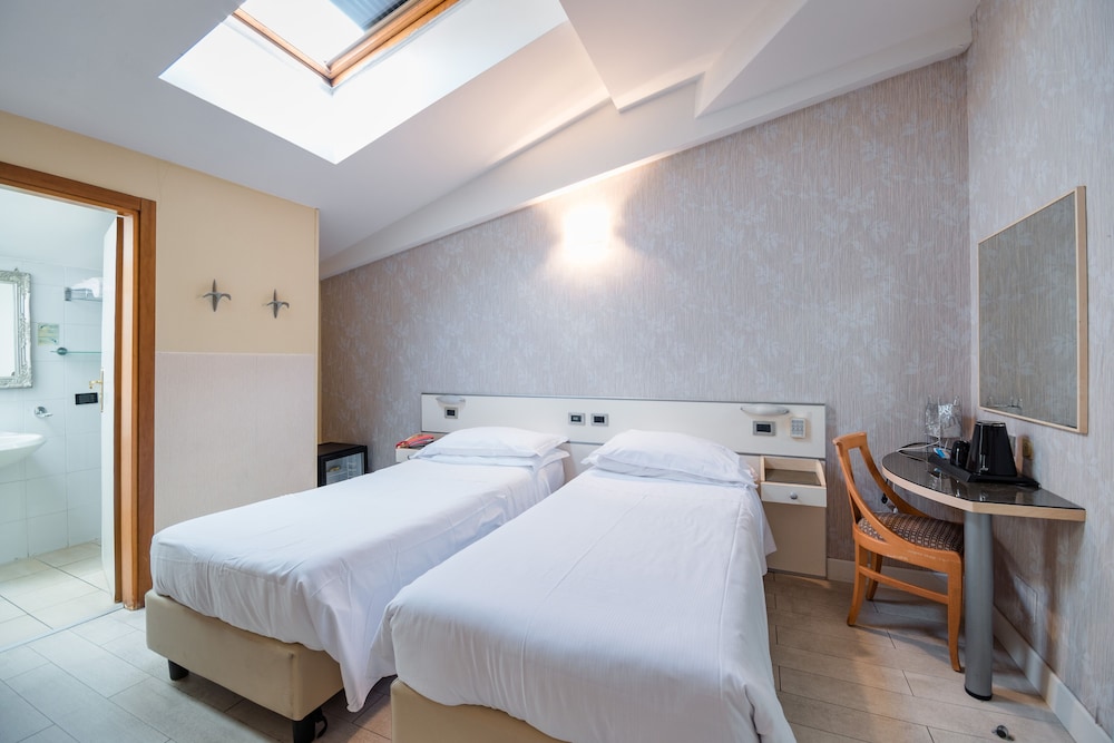 Classic Double or Twin Room, 1 Bedroom - Photo 4