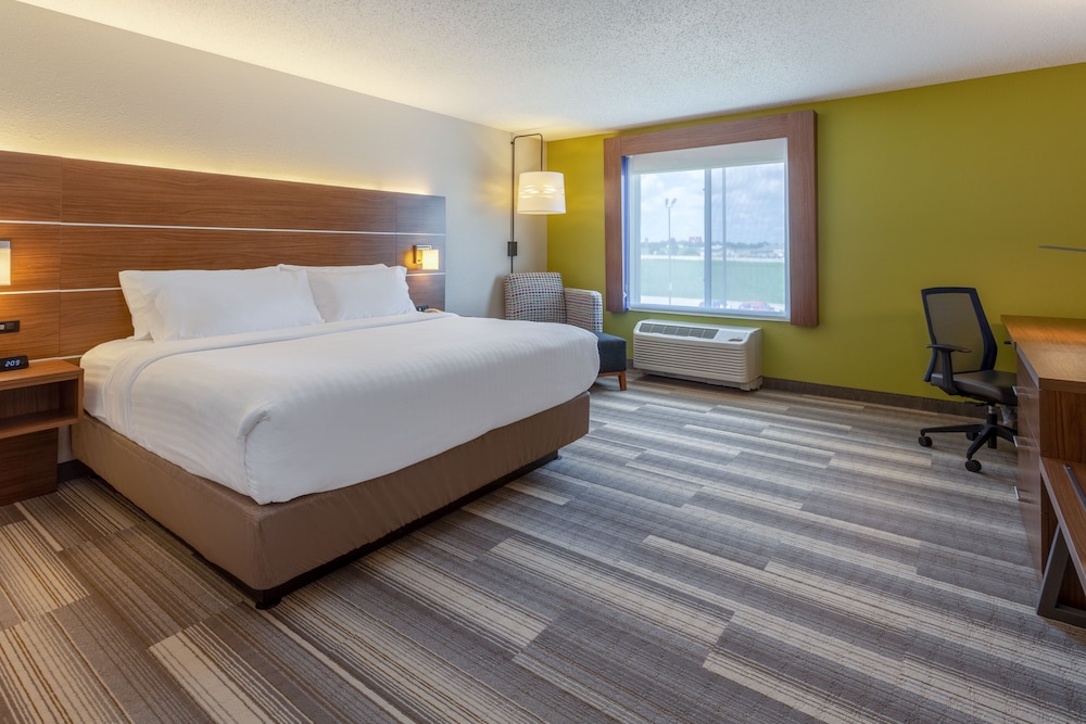 Suite, 1 King Bed with Sofa bed (Minifridge) - Photo 4