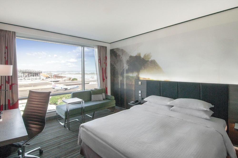 Regency Executive Suite King with Airport View - Photo 3