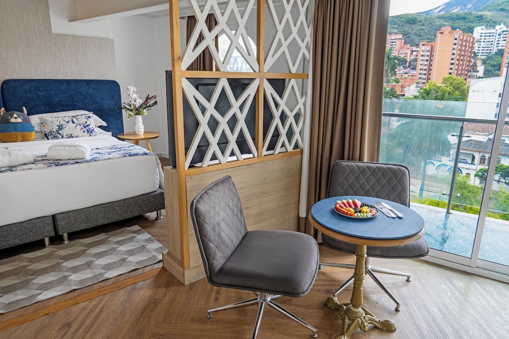 Studio Suite, 1 King Bed, Non Smoking, Balcony - Photo 1
