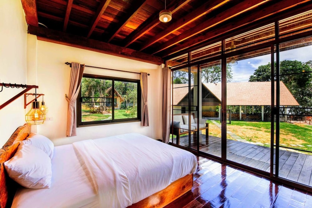 Deluxe Double Room with Air-Conditioned photo 2