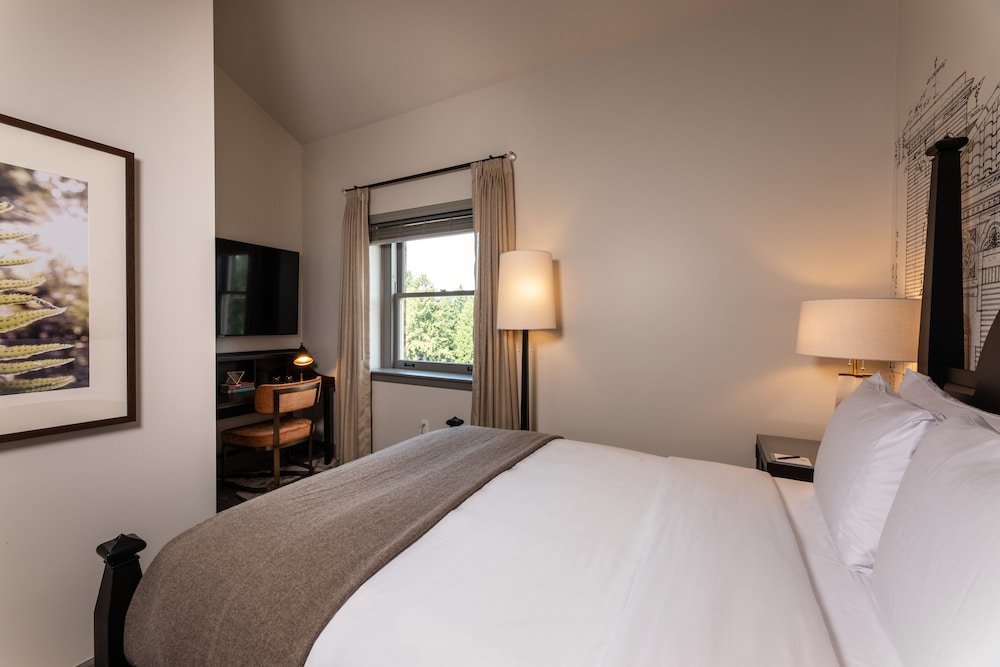 Classic Room, 1 King Bed, Accessible - Photo 2
