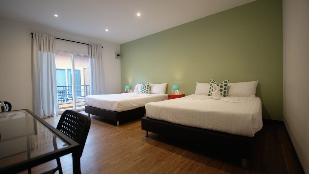 Standard Quadruple Room, Pool View photo 2