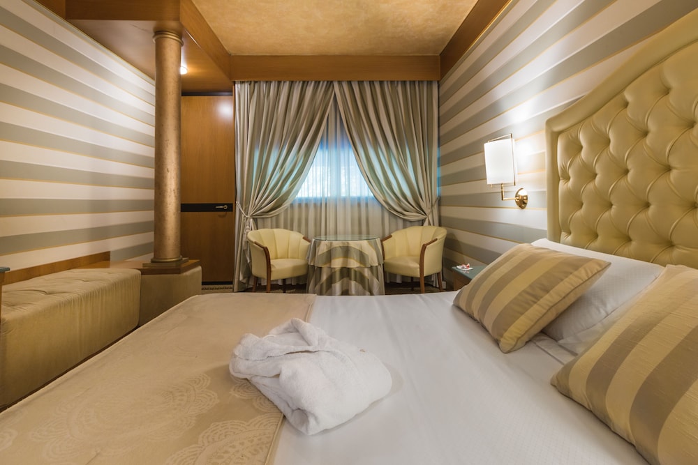 Deluxe Double Room, Ground Floor - Photo 2
