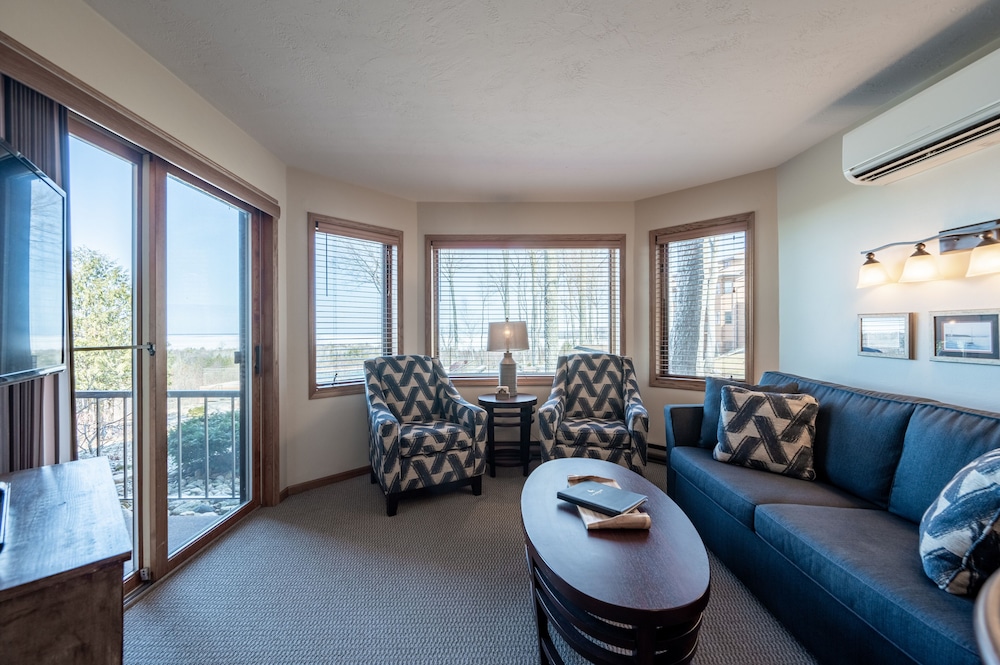 1 Bedroom 1 Bath King, Water View photo 3