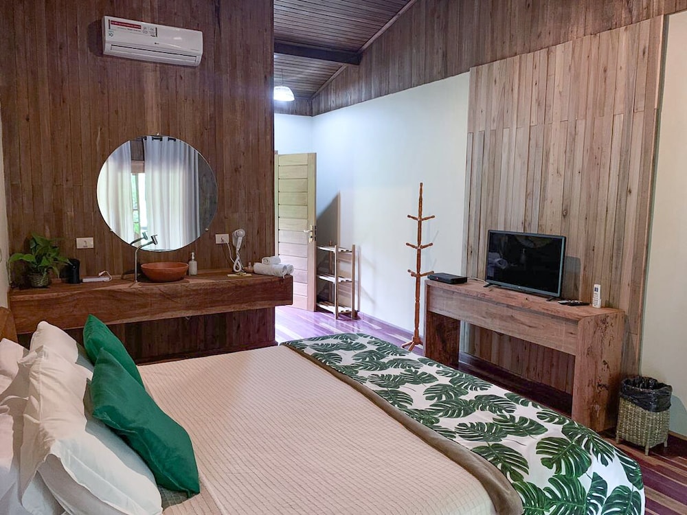 Superior Room, 1 King Bed, Pool View photo 1
