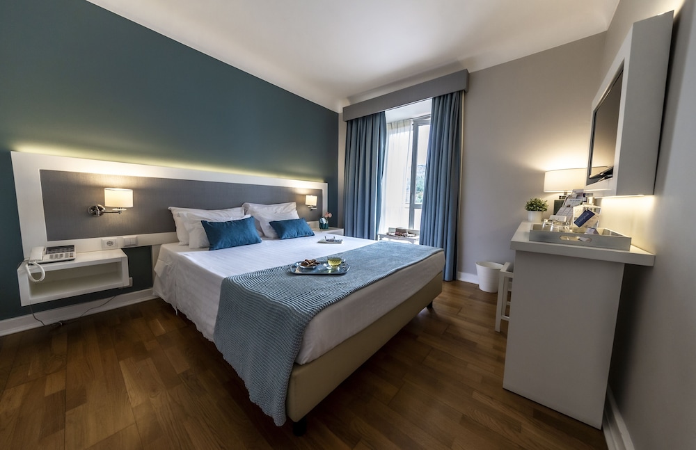 Premium Twin Room, 2 Twin Beds, Non Smoking, Private Bathroom - Photo 2