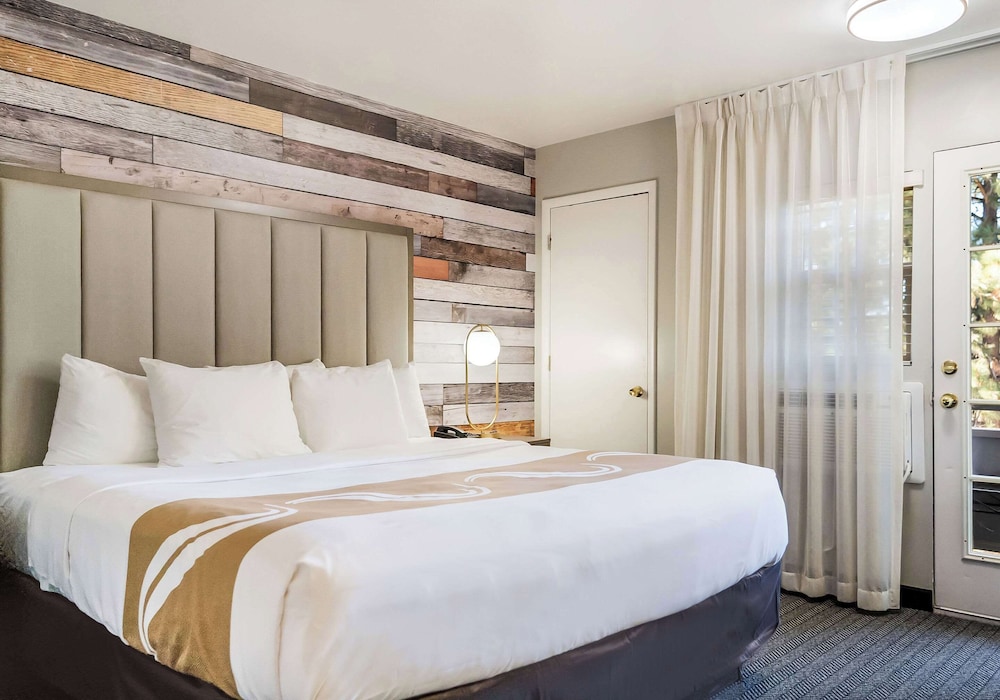 Standard Room, 1 King Bed, Balcony - Photo 1