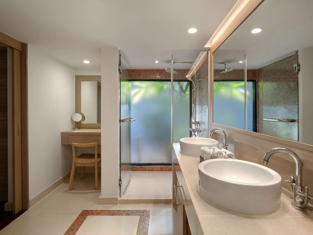 Seaview Hillside Pool Suite