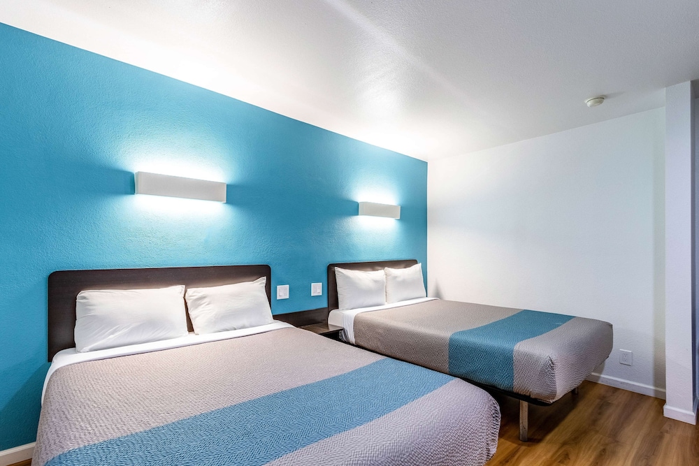 Deluxe Suite, 1 Queen Bed, Non Smoking, Refrigerator & Microwave - Photo 4