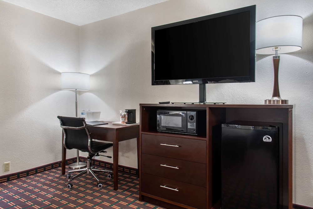 Standard Room, 1 King Bed, Non Smoking photo 2
