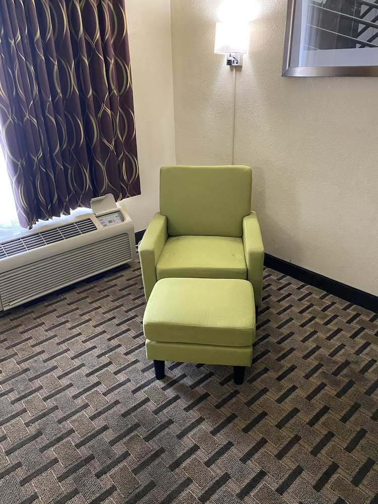 Business Room, 1 King Bed, Smoking - Photo 6
