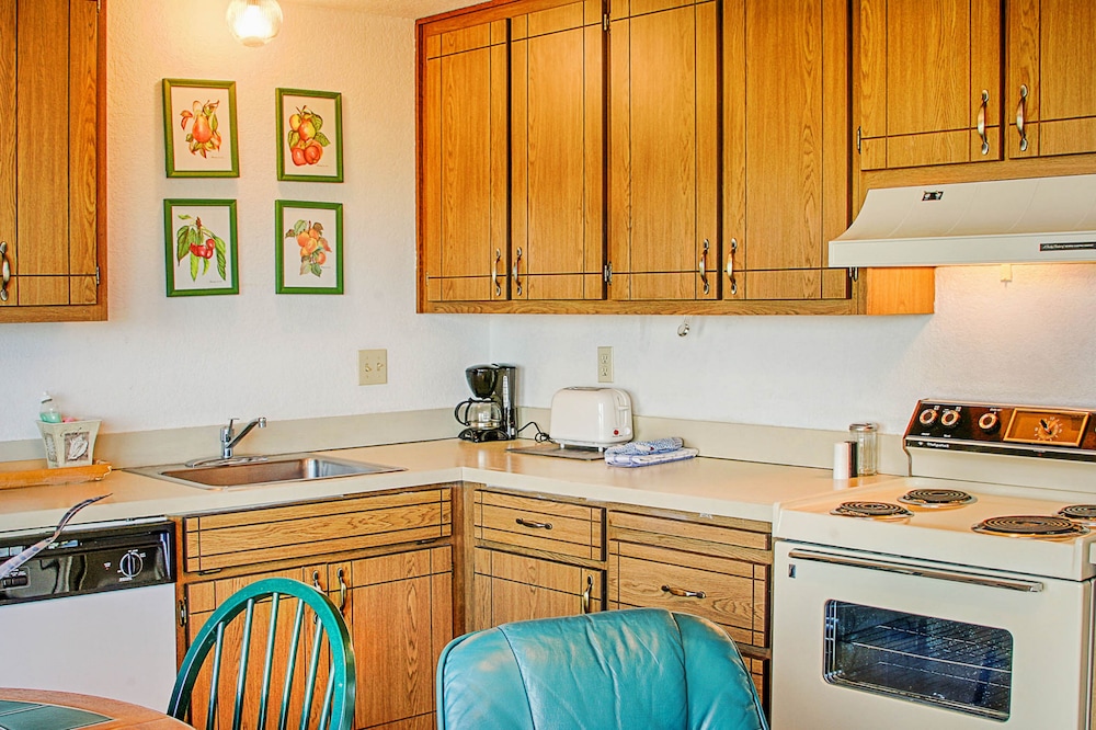 Classic Condo, 1 Queen Bed, Partial Ocean View, Oceanfront photo 3