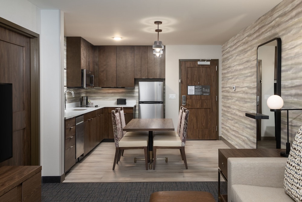 Suite, 1 Bedroom (Mobility/Hearing Access, Roll-In Shwr) photo 2