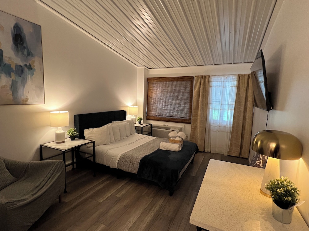 Comfort Room, 1 Queen Bed, Non Smoking, Refrigerator & Microwave
