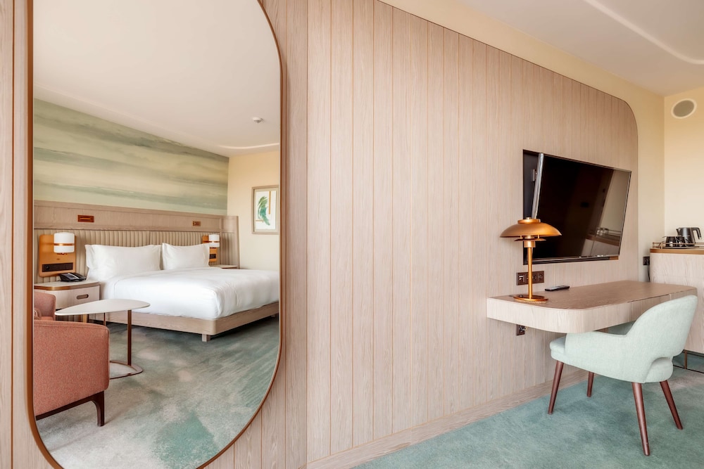 Superior Room, 1 King Bed (Side View) - Photo 2