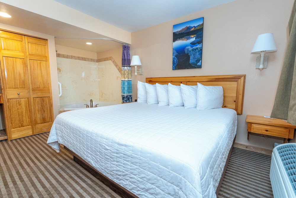Basic Room, 1 King Bed