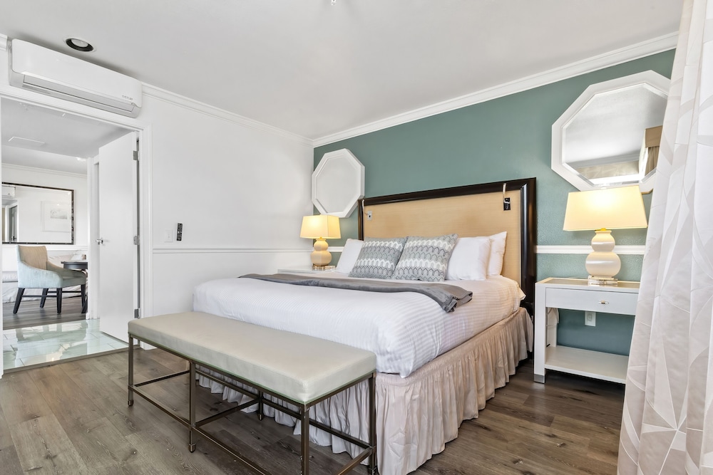 Suite, 1 King Bed, Balcony (King) - Photo 1