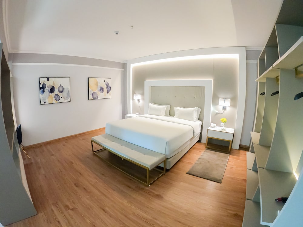 Executive Suite, 1 King Bed with Sofa bed, Pool View, photo 6