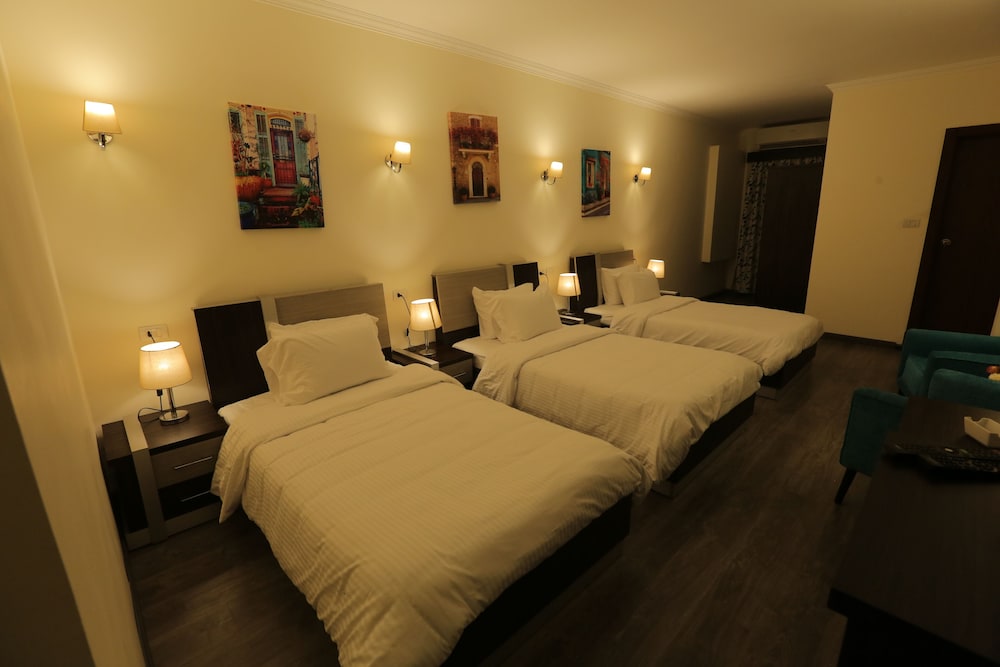 Standard Triple Room, City View - Photo 1