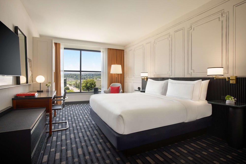 Standard Room, 1 King Bed, Accessible (Mobility & Hearing, Roll-In Shower) - Photo 2