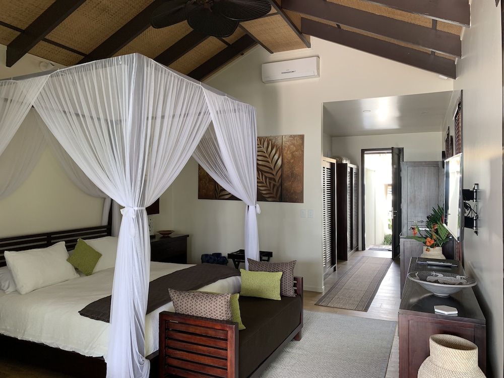 Executive Villa, 1 King Bed, Beach View photo 2