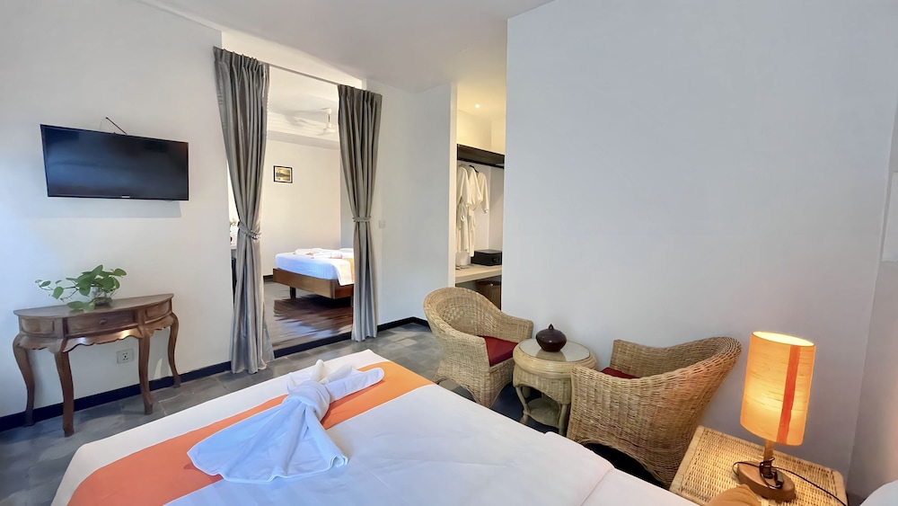 Family Room, Balcony, Pool View (Free Bus Station Pick up) - Photo 4