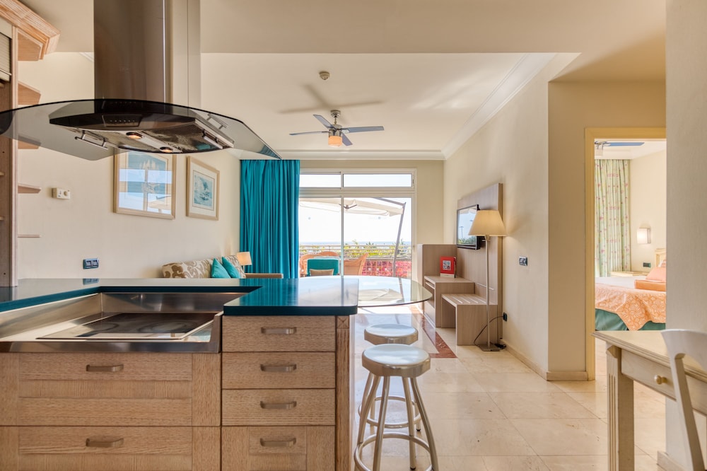 Junior Suite, 2 Bedrooms, Hot Tub, Beach View photo 3