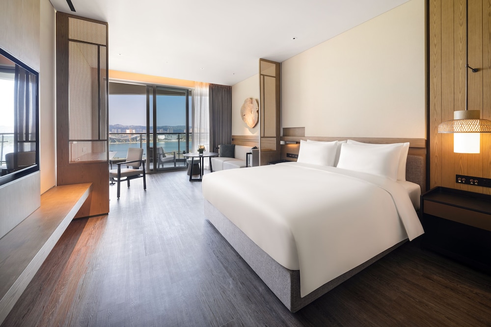 1 King Bed with Lake View, Deluxe photo 1