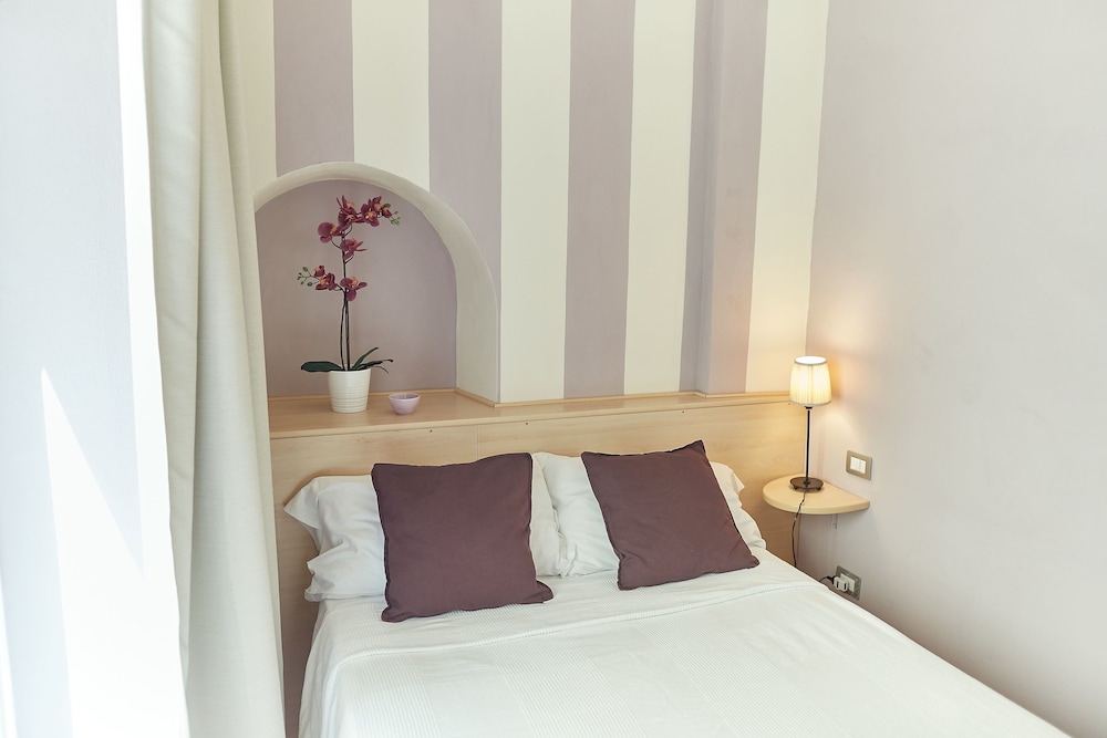 Basic Double Room, 1 Double Bed, Non Smoking (Small Room with External bathroom) photo 2