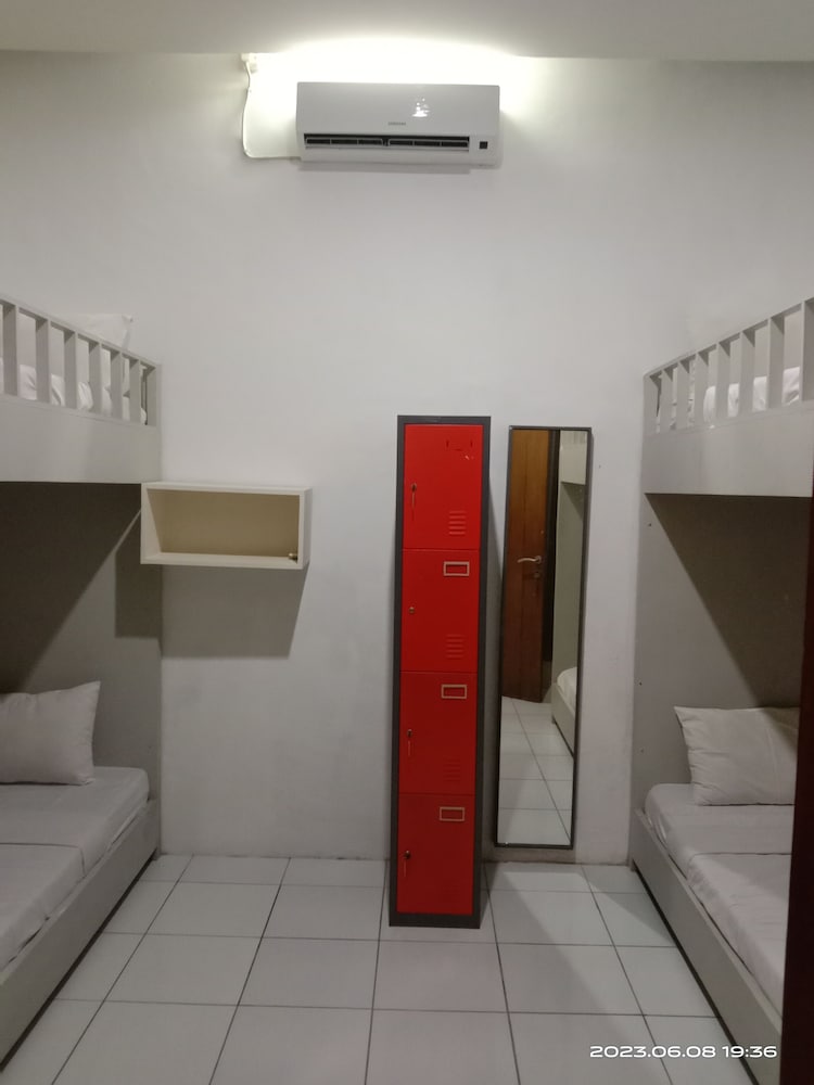 Shared Dormitory, Shared Bathroom photo 3