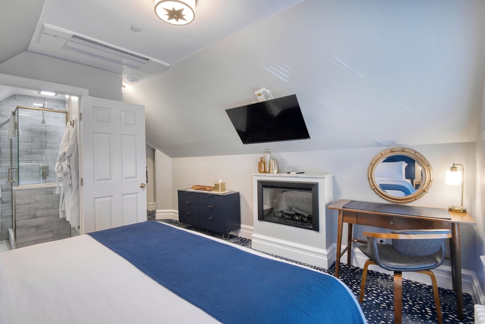 Suite #7 photo 1
