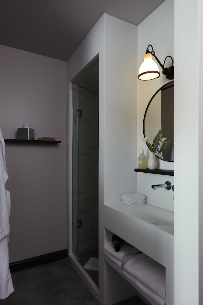 Classic Double Room thumbnail 5